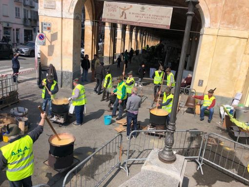 Bra, 350 coperti alla polenta degli Alpini per il reparto oncologico di Verduno
