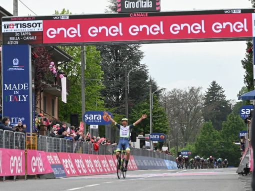 L’arrivo e la premiazione a Canale (foto di Barbara Guazzone)
