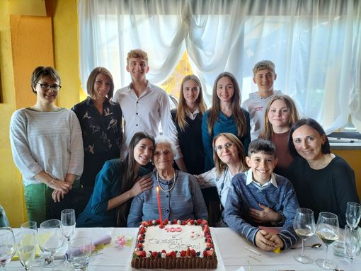 Rita Cuniberto Ruella con nipoti e pronipoti