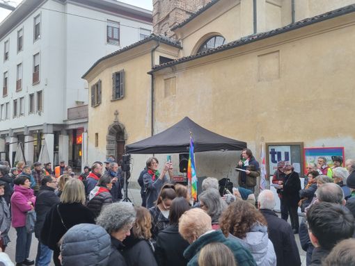 Bra, il popolo della pace in piazza per dire basta alla guerra in Ucraina