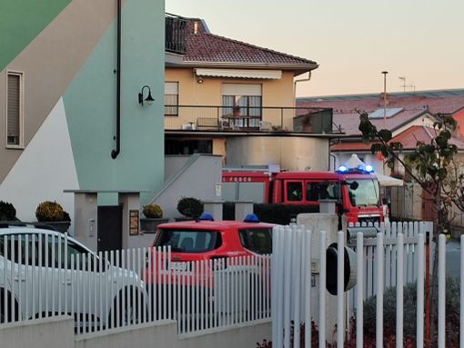 I Vigili del Fuoco in azione in via Vivaro I Vigili del Fuoco in azione in via Vivaro