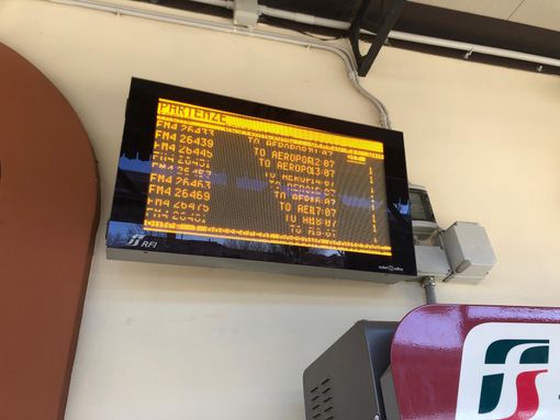 Il tabellone che indica la cancellazione del treno Fm 26433 Il tabellone che indica la cancellazione del treno Fm 26433