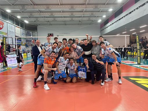 Cuneo Volley in festa dopo la vittoria per 3-1 sul campo di Porto Viro Cuneo Volley in festa dopo la vittoria per 3-1 sul campo di Porto Viro