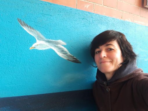 Francesca Semeraro posa accanto ad un suo lavoro