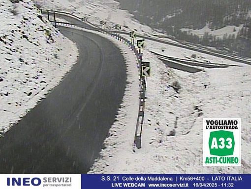 La nevicata in corso sul colle della Maddalena