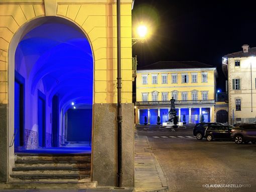 Bra, palazzo Garrone in blu nel 2023 (foto di Claudia Scarzello)