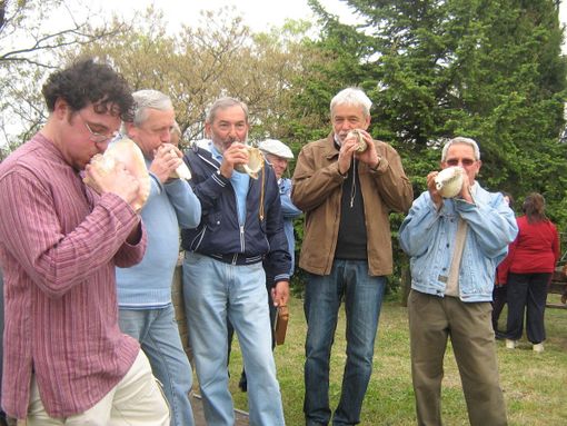 Suonatori di conchiglie a Castagnito (foto Ecomuseo delle Rocche del Roero)