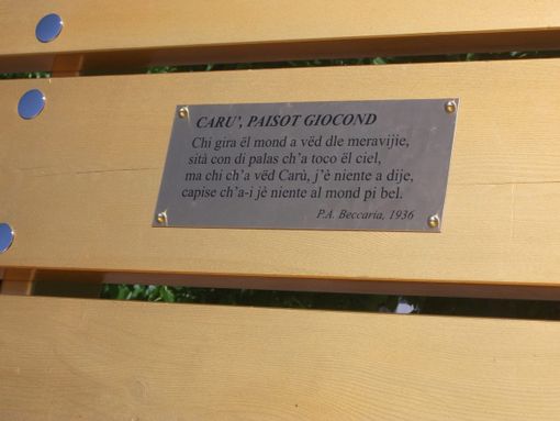 A Carrù si svela in restauro della Big Bench e delle "mini panchine"