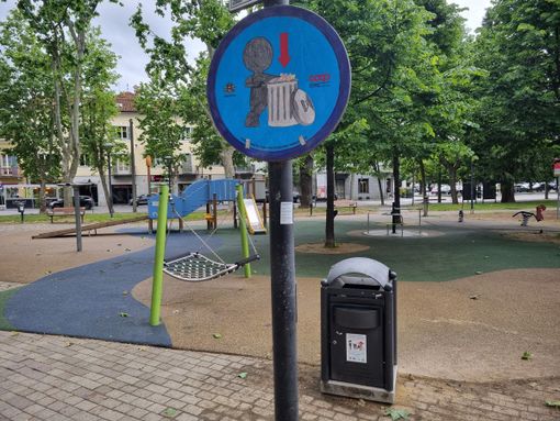 Un cartello ambientale dei ragazzi, posto nei giardini di piazza Roma, a Bra