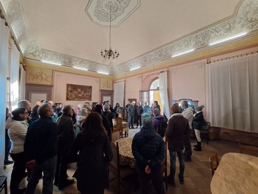 Una sala all'interno dell'eremo di Belmonte con gli affreschi del pittore Gonin