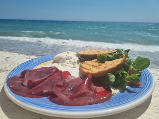 Una giornata al mare: cosa mangiare sotto l’ombrellone Una giornata al mare: cosa mangiare sotto l’ombrellone