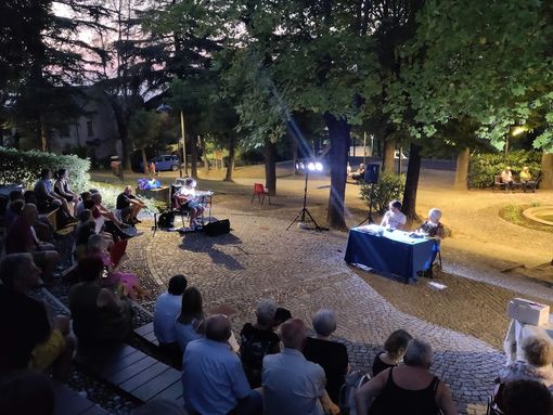 “Luglio nel Parco Alfieri” ospita la scrittrice Paola Darò “Luglio nel Parco Alfieri” ospita la scrittrice Paola Darò