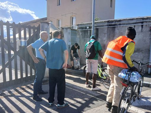 Saluzzo, l'apertura del sito di accoglienza diffusa presso la ex casa del custode del cimitero, alla presenza del sindaco Franco Demaria e del responsabile dell'accoglienza Fabio Chiappello