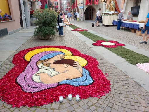 Weekend in Granda con Castelli Aperti, Collisioni e Infiorata: arte, musica e storia tra Langhe, Roero e Valle Maira Weekend in Granda con Castelli Aperti, Collisioni e Infiorata: arte, musica e storia tra Langhe, Roero e Valle Maira