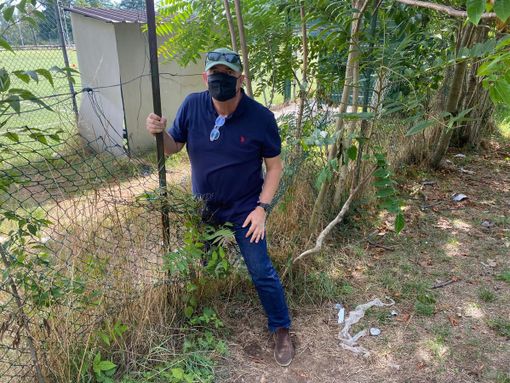 Giancarlo Boselli mentre "viola" la recinzione dello Stadio del Calcetto Giancarlo Boselli mentre "viola" la recinzione dello Stadio del Calcetto