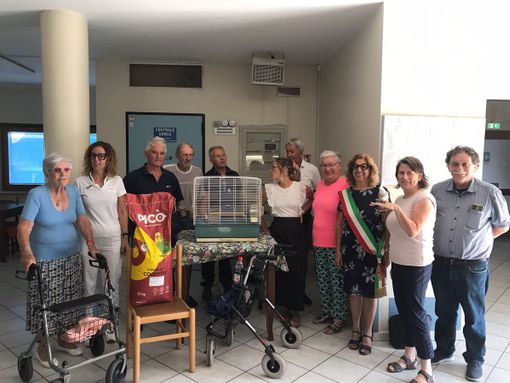 “Amici di Piume”: il progetto di pet therapy con i pappagalli entra nelle case di riposo del Cuneese