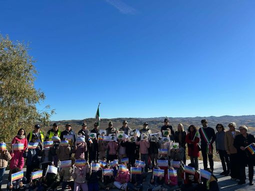 Novello, i bambini celebrano l’Unità nazionale: memoria e futuro davanti al Monumento ai Caduti