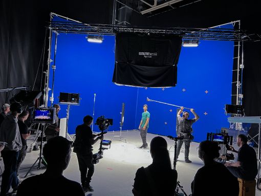 Da Serralunga a Manchester: il regista Stefano Moscone firma la nuova pubblicità del City Da Serralunga a Manchester: il regista Stefano Moscone firma la nuova pubblicità del City