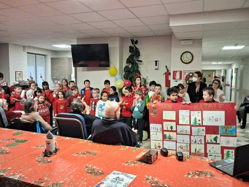 Piozzo, la magia del Natale unisce bambini della primaria e ospiti della casa di riposo