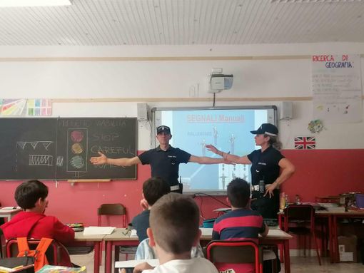 Nella foto, uno scatto della Polizia municipale durante un incontro nelle scuole con gli alunni più piccoli.