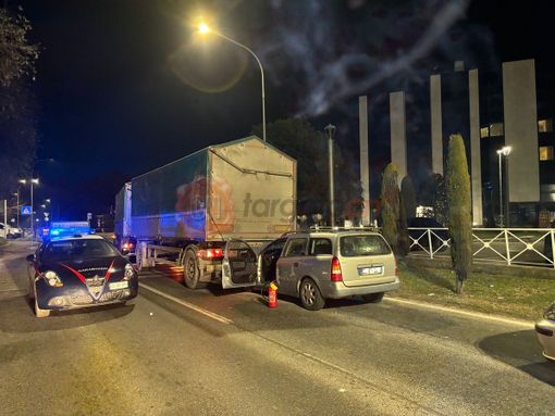 L'auto della donna infilata sotto il mezzo pesante