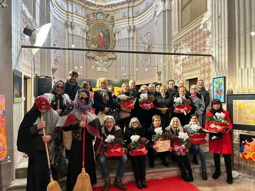 Novello, fiori e letture animate: una giornata tra cura del paese e cultura