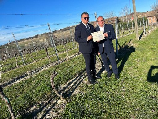 Daniele Sobrero con Carlo Mancuso, sindaco di Castagnole Lanze, in occasione di "Adotta un filare" Daniele Sobrero con Carlo Mancuso, sindaco di Castagnole Lanze, in occasione di "Adotta un filare"