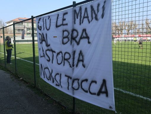 Lo striscione di Gioventù Giallorossa contro la fusione del Bra con l'Albese alla sfida di Eccellenza di domenica 8 marzo tra Cheraschese e Albese