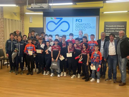 CICLISMO / Prima vittoria per Gugnino, la Vigor Piasco festeggia a Genova
