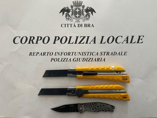 Bra, in auto con un coltello e due cutter: trentenne denunciato dalla Polizia Locale