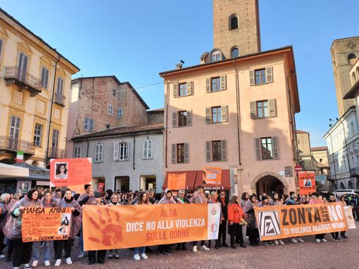 Alba si colora con un'onda arancione contro la violenza sulle donne Alba si colora con un'onda arancione contro la violenza sulle donne