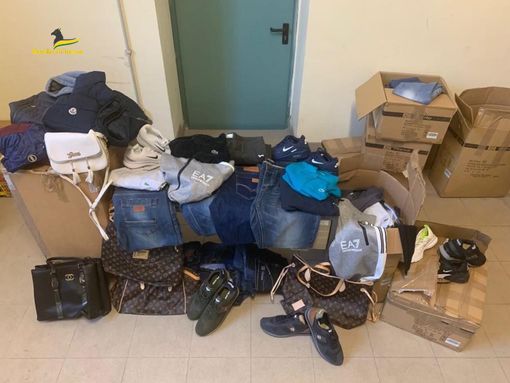 Sequestrati dalle Fiamme Gialle capi d'abbigliamento e accessori di lusso contraffatti all'aeroporto di Levaldigi