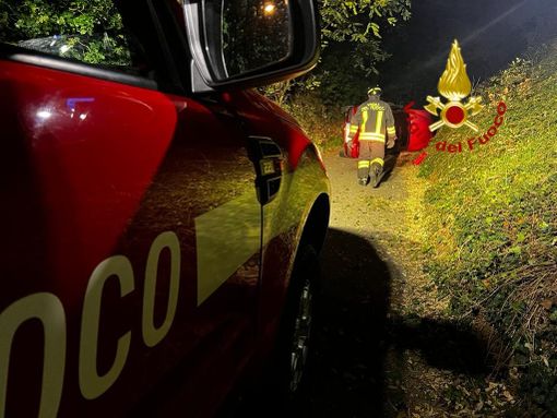 Auto si cappotta a Costigliole Saluzzo in via Castagnotta Auto si cappotta a Costigliole Saluzzo in via Castagnotta