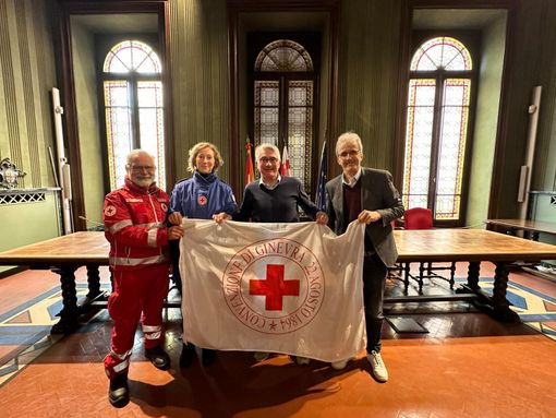 8 maggio Giornata Mondiale della Croce Rossa, ad Alba torri illuminate di rosso e bandiera esposta dal Palazzo Comunale