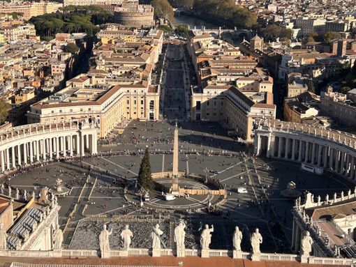 Al centro di piazza San Pietro l'abete donato dal piccolo comune della Granda, qui in uno scatto precedente al suo allestimento. Domani pomeriggio l'attesa accensione