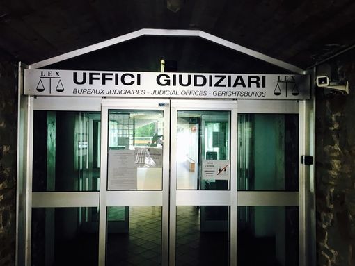 L'ingresso dell'ex tribunale di Alba