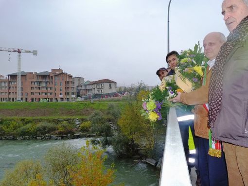 Alle 16.45 il lancio di una corona di fiori nelle acque del Tanaro