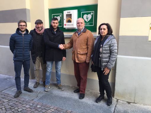 Il sindaco Marello ringrazia Luca Prata, titolare dell'azienda che ha donato alla città il dispositivo salvavita