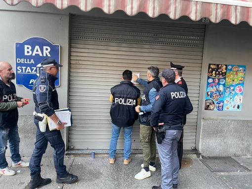 Alba, il questore chiude per 15 giorni il bar della Stazione: "Al suo interno pregiudicati e persone pericolose"