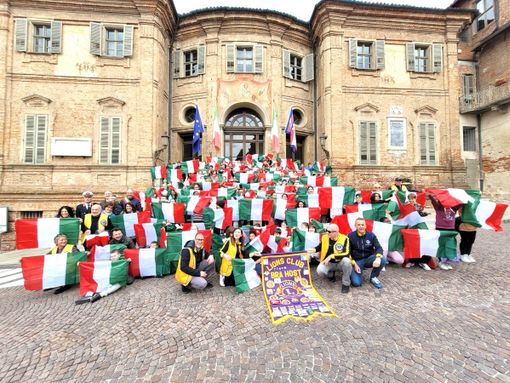 Il tricolore nelle mani dei giovanissimi studenti braidesi, grazie al Lions Club Bra Host Il tricolore nelle mani dei giovanissimi studenti braidesi, grazie al Lions Club Bra Host