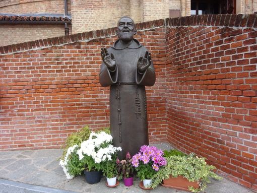 Il gruppo di preghiera Padre Pio si ritrova ai Battuti Neri di Bra