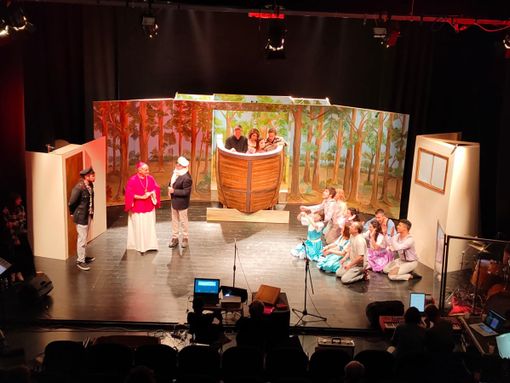 A Bra va in scena la solidarietà con 'Aggiungi un posto a tavola' del Piccolo Teatro