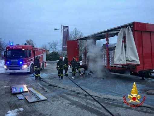 I Vigili del fuoco al lavoro per estinguere le fiamme I Vigili del fuoco al lavoro per estinguere le fiamme