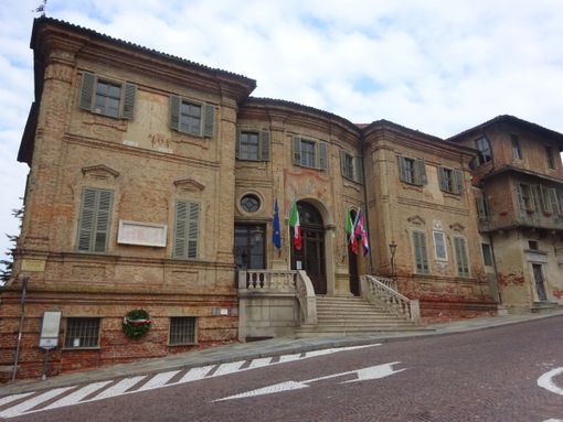 Nella foto il municipio di Bra