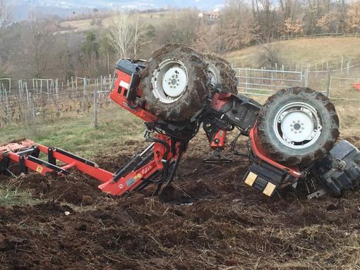 Il trattore rovesciato nel podere dell'Agriturismo Bric dei Galli di Cessole Il trattore rovesciato nel podere dell'Agriturismo Bric dei Galli di Cessole