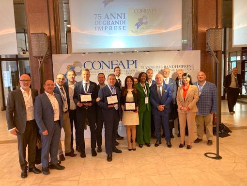 Foto di gruppo per le aziende cuneesi premiate e la delegazione della Granda alla convention nazionale Confapi Foto di gruppo per le aziende cuneesi premiate e la delegazione della Granda alla convention nazionale Confapi