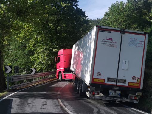 Camion carico di Gpl si ribalta a Cavallermaggiore: in arrivo le squadre speciali dei Vigili del Fuoco