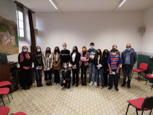 Foto di gruppo per i premiati con Paolo e Sara Alessanndria e il dirigente scolastico Alberto Galvagno