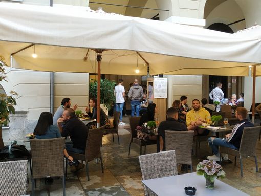 A Cuneo si prosegue con la riapertura: portici e via Roma tornano a popolarsi, con bar e ristoranti (VIDEO)