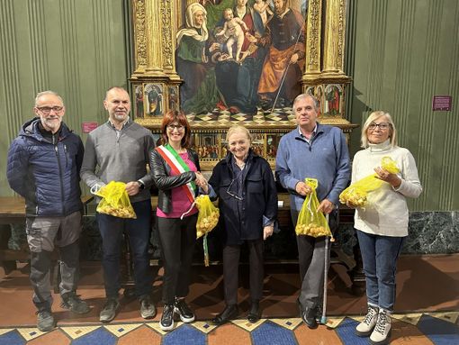 Alba, da Pralormo la consegna speciale dei bulbi di Messer Tulipano